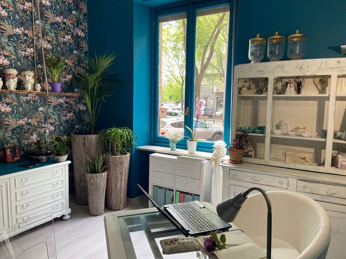 Ufficio con scrivania e computer