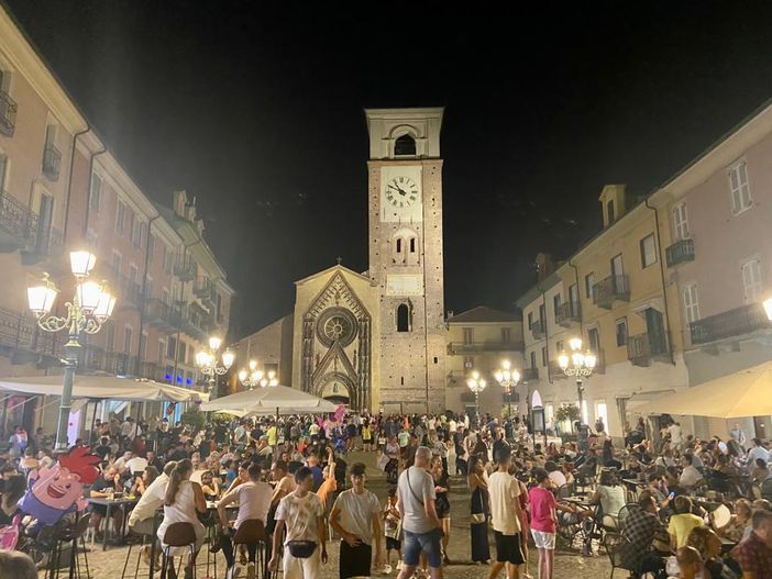 Chivasso, grande successo per i "Saldi in Musica" Chivasso, grande successo per i "Saldi in Musica"