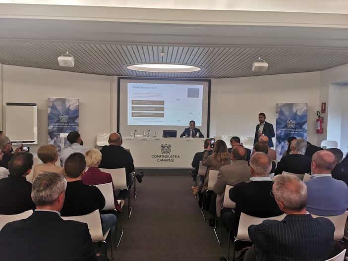 Intesa Sanpaolo presenta il programma da 10 miliardi per la crescita delle imprese Intesa Sanpaolo presenta il programma da 10 miliardi per la crescita delle imprese
