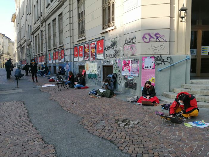 Scuole "arancioni", ma chiuse: è già duello tra il Piemonte e il Parlamento. M5S: "Cirio si adegui" Scuole "arancioni", ma chiuse: è già duello tra il Piemonte e il Parlamento. M5S: "Cirio si adegui"