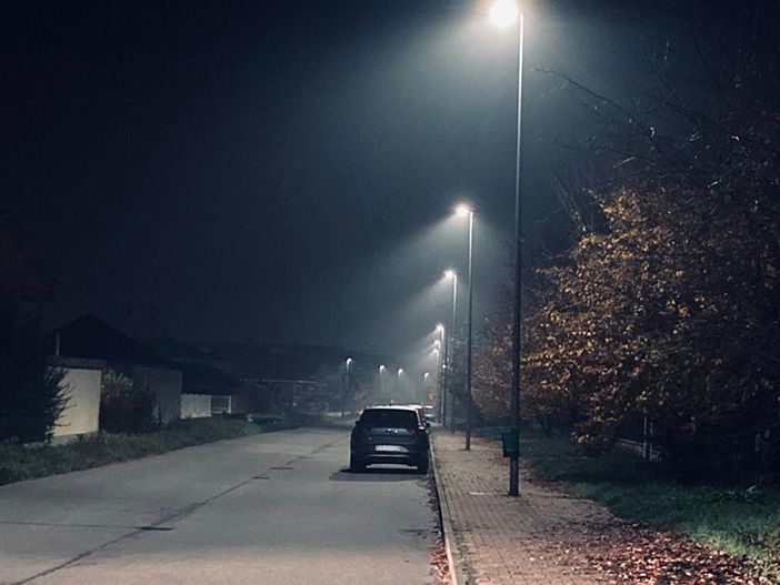 Filari di luci lungo una strada buia Filari di luci lungo una strada buia