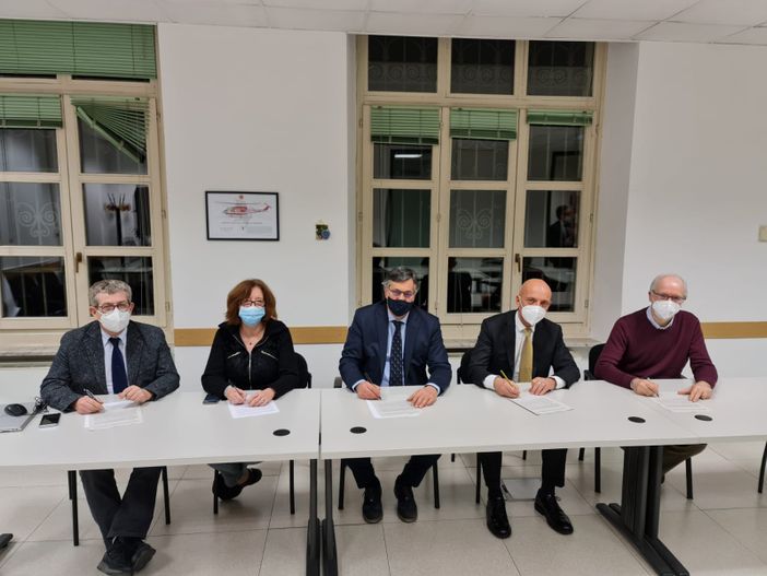 Tavolo con i firmatari dell'accordo