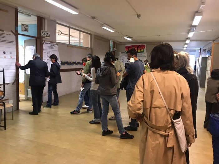 Gente in coda per votare oggi al seggio