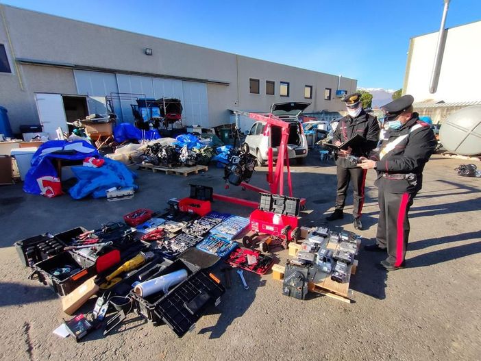 Il capannone-deposito delle auto rubate Il capannone-deposito delle auto rubate