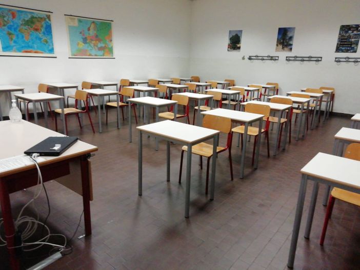 Banchi monoposto anti-Covid, dalla Città metropolitana ne arrivano 3400, ma nessuno ha le ruote Banchi monoposto anti-Covid, dalla Città metropolitana ne arrivano 3400, ma nessuno ha le ruote