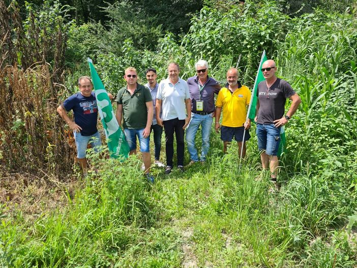 I buchi sono stati aperti a colpi di tronchese lungo la Dora, tra Ivrea, Montalto Dora e Borgofranco