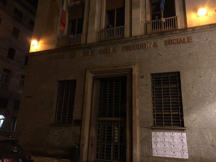 Protesta shock di Casa Pound: necrologi per chi "è morto aspettando la cassa integrazione" Protesta shock di Casa Pound: necrologi per chi "è morto aspettando la cassa integrazione"