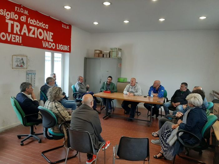 Cofferati in visita ai lavoratori Bombardier insieme ai candidati alle europee Branca e Amato (La Sinistra): "Senza una politica industriale non si può salvaguardare e rilanciare la fabbrica vadese" Cofferati in visita ai lavoratori Bombardier insieme ai candidati alle europee Branca e Amato (La Sinistra): "Senza una politica industriale non si può salvaguardare e rilanciare la fabbrica vadese"
