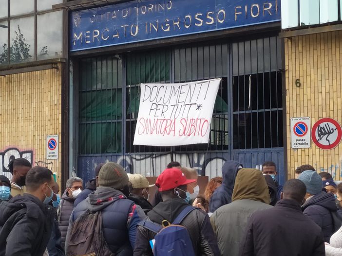 migranti via traves - foto di archivio