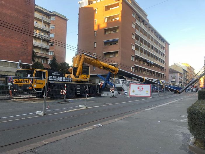 gru crollata in strada gru crollata in strada