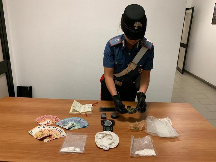 A Brandizzo in manette pusher in "gonnella"