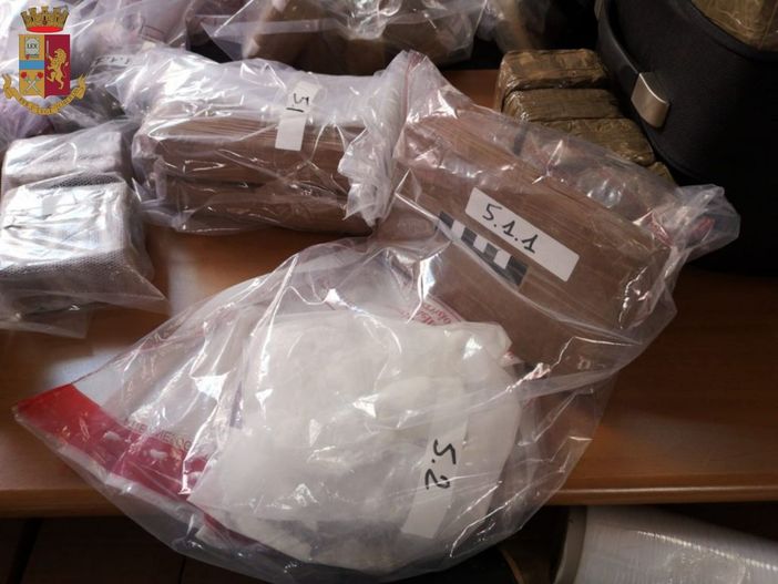 L'attività della Polizia ha portato a sequestrare 300 chili di droga L'attività della Polizia ha portato a sequestrare 300 chili di droga