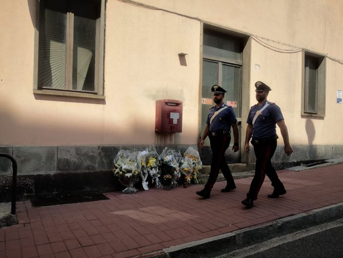 Carabinieri davanti a fiori alla stazione di Brandizzo Carabinieri davanti a fiori alla stazione di Brandizzo