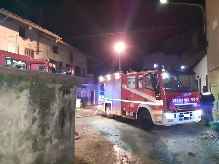 Ivrea, a fuoco nella notte tetto di una palazzina: famiglie sfollate