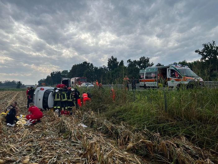 Ancora un incidente sull’A5: auto esce di strada e si ribalta, 4 feriti Ancora un incidente sull’A5: auto esce di strada e si ribalta, 4 feriti