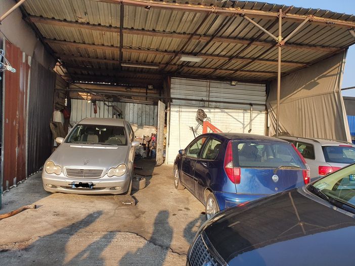 officina abusiva - foto di repertorio officina abusiva - foto di repertorio