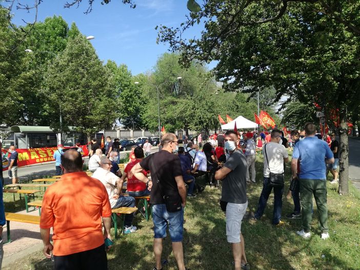 Dall'alba presidio Fiom davanti alla Porta Due Dall'alba presidio Fiom davanti alla Porta Due