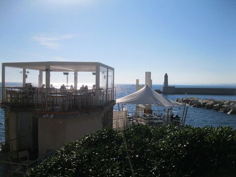 Un ristorante in riva al mare illuminato dal sole Un ristorante in riva al mare illuminato dal sole