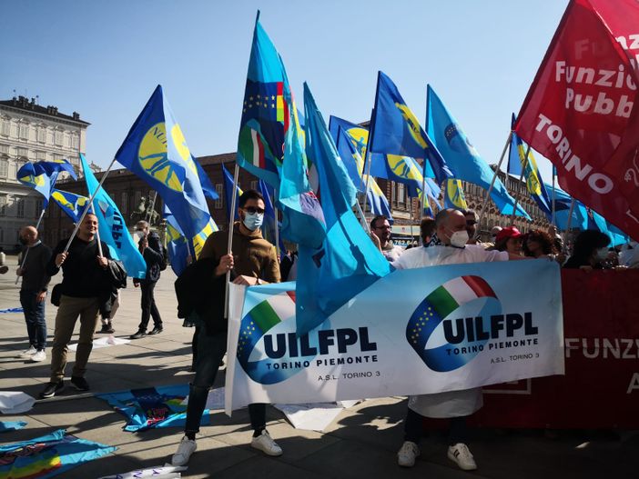 protesta con bandiere sindacali