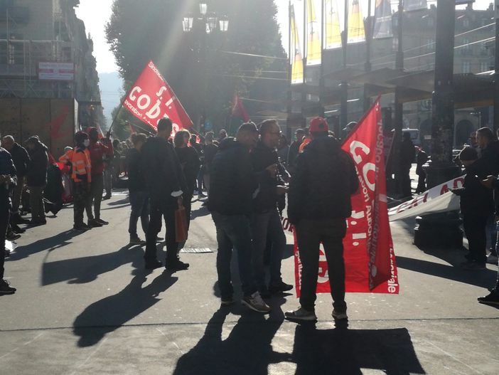Sciopero generale a Torino, lancio di uova contro il Comune: imbrattati di vernice i muri del municipio [FOTO E VIDEO]