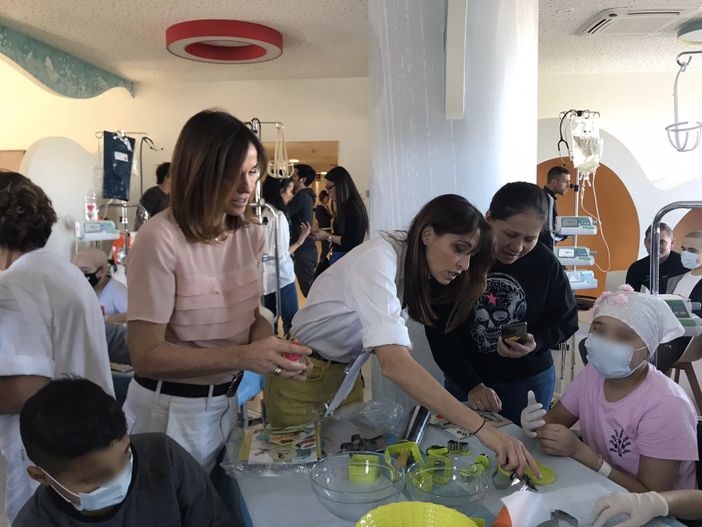 Biscotti per i piccoli pazienti del Regina Margherita: le sorelle Parodi si mettono ai fornelli [VIDEO e FOTO]