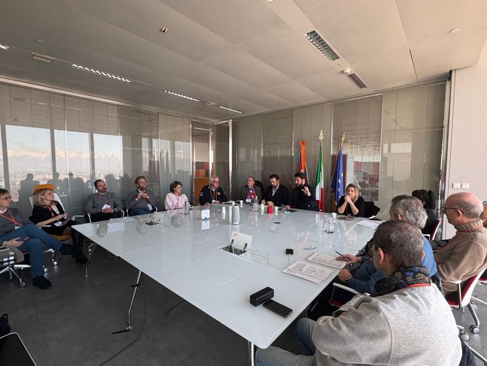 persone insieme attorno a un tavolo persone insieme attorno a un tavolo