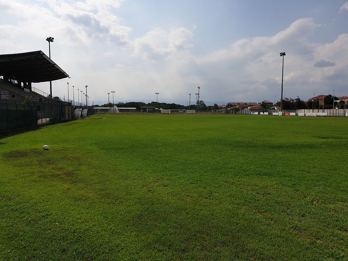 Volpiano, rifacimento in erba sintetica per i campi da calcio di via San Grato Volpiano, rifacimento in erba sintetica per i campi da calcio di via San Grato