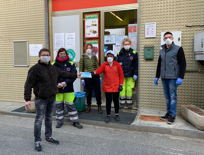 Il momento della donazione delle mascherine all'amministrazione comunale