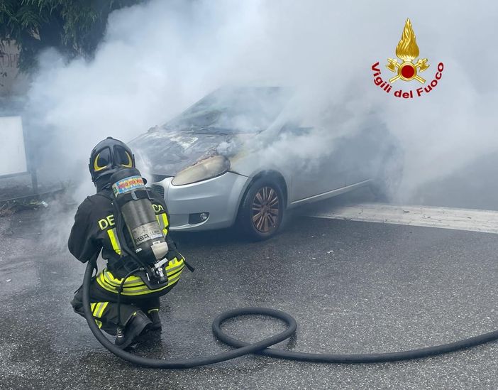 Auto in fiamme, temporaneamente chiuso al traffico il raccordo Torino-Caselle Auto in fiamme, temporaneamente chiuso al traffico il raccordo Torino-Caselle