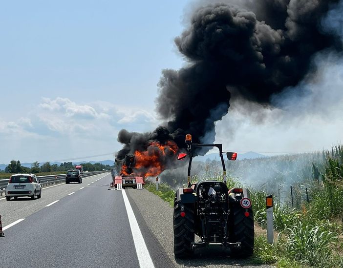 autoarticolato in fiamme