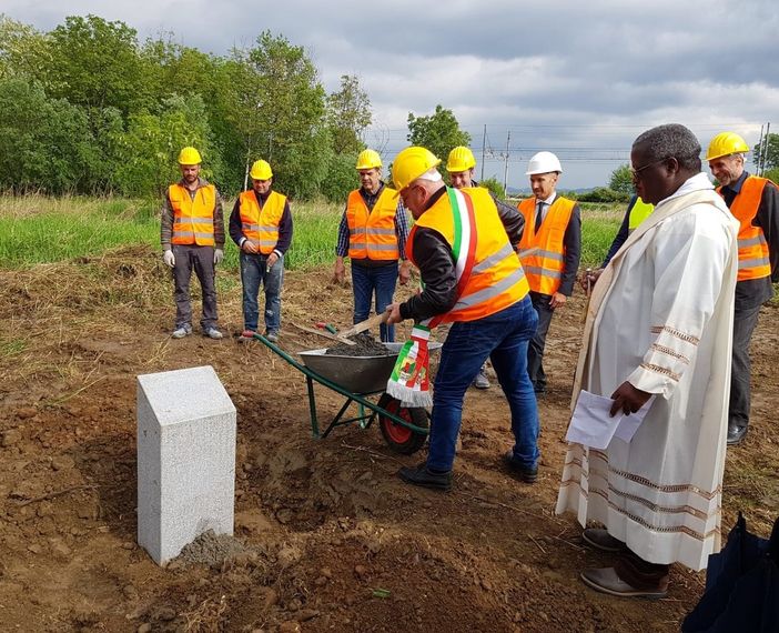 La posa della prima pietra del sindaco Massimo Rozzino La posa della prima pietra del sindaco Massimo Rozzino