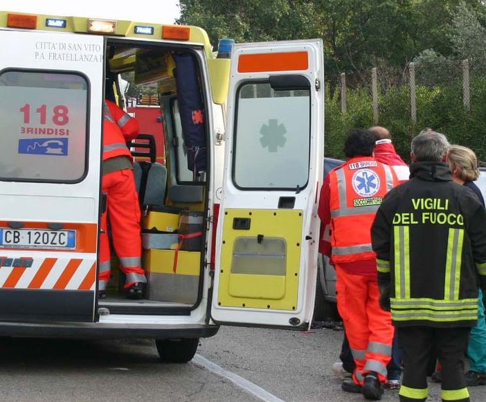 Volpiano, una moto si schianta contro un'auto: muore un 38enne
