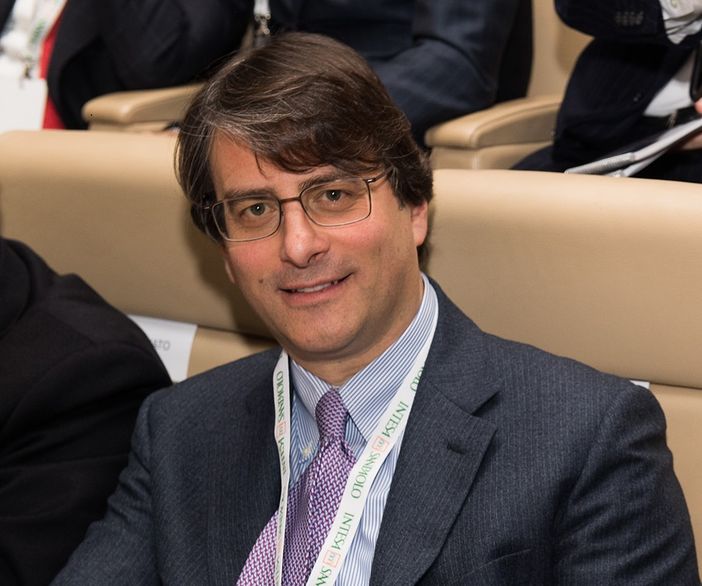 dirigente di banca in giacca e cravatta dirigente di banca in giacca e cravatta