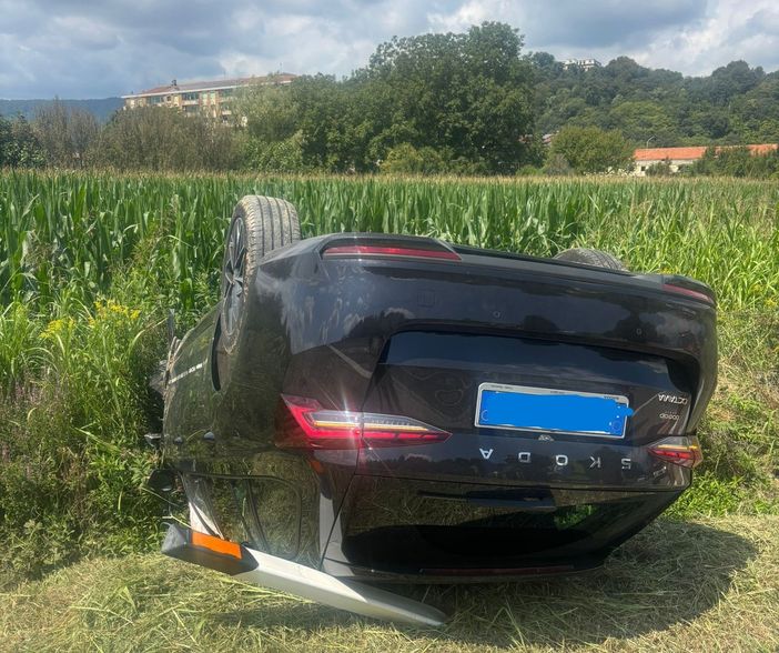 Il sinistro all'altezza di Ivrea, uno dei mezzi si è ribaltato Il sinistro all'altezza di Ivrea, uno dei mezzi si è ribaltato