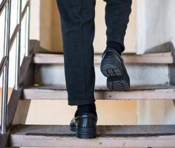 Salire le scale fa bene al cuore, pochi gradini riducono rischio infarto: lo studio