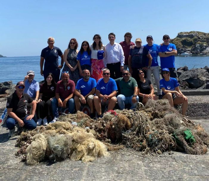 Dalle acque di Aci Castello rimossi oltre 600 metri di reti fantasma Dalle acque di Aci Castello rimossi oltre 600 metri di reti fantasma