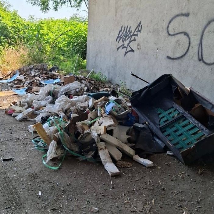 Scarichi sotto il ponte della Torino-Caselle: tre casi in dieci giorni Scarichi sotto il ponte della Torino-Caselle: tre casi in dieci giorni