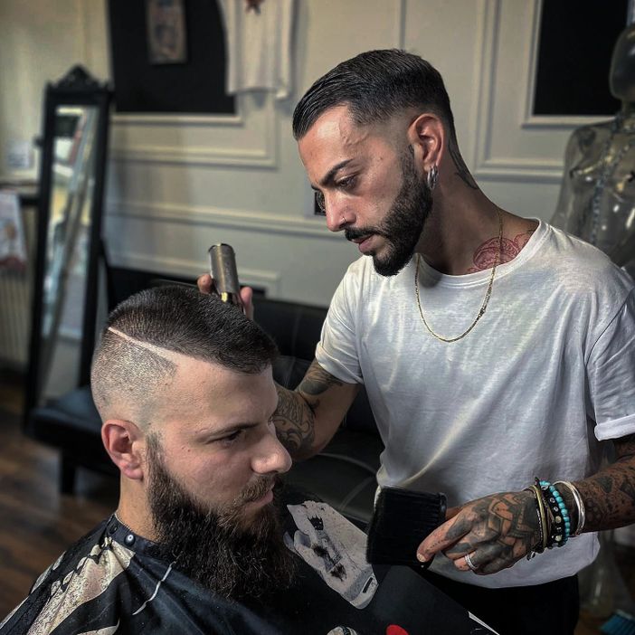 Achille Lamura nel suo Barber Garage