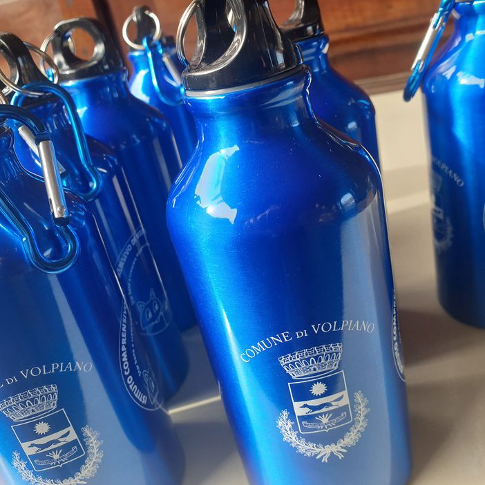Borracce per l'acqua ai bambini delle prime classi della scuola primaria di Volpiano Borracce per l'acqua ai bambini delle prime classi della scuola primaria di Volpiano