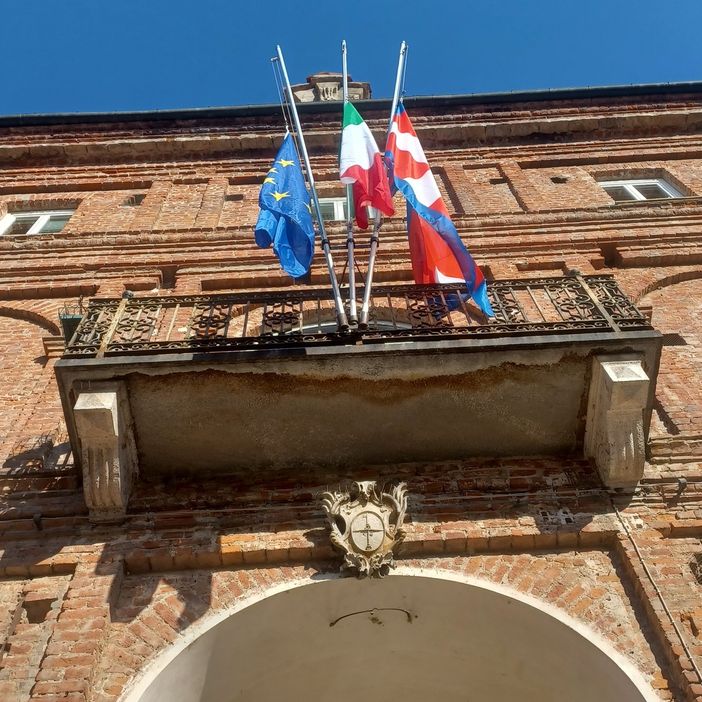 bandiere a mezz'asta da municipio bandiere a mezz'asta da municipio