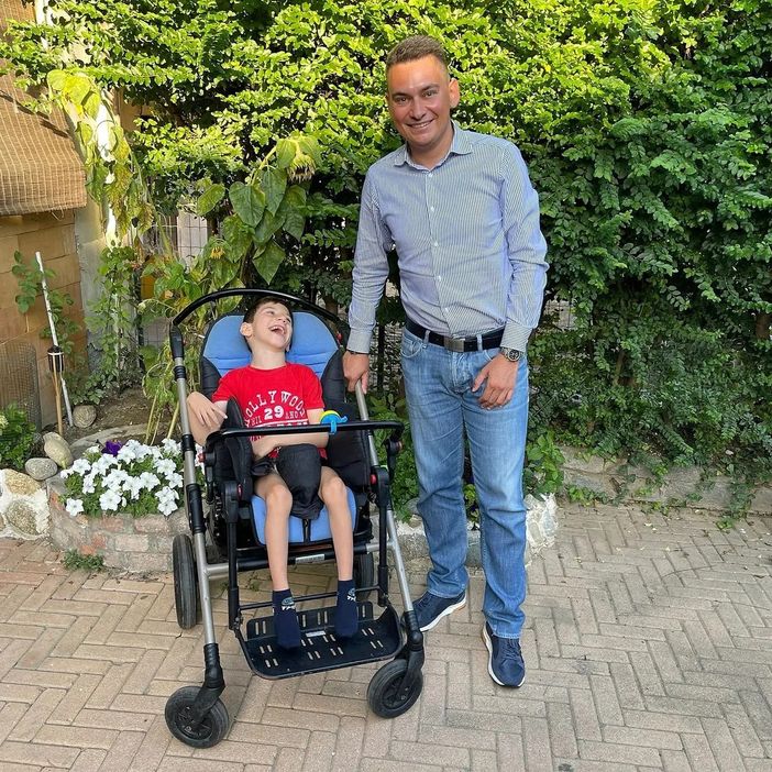 un bimbo e un adulto che lo tiene per mano un bimbo e un adulto che lo tiene per mano