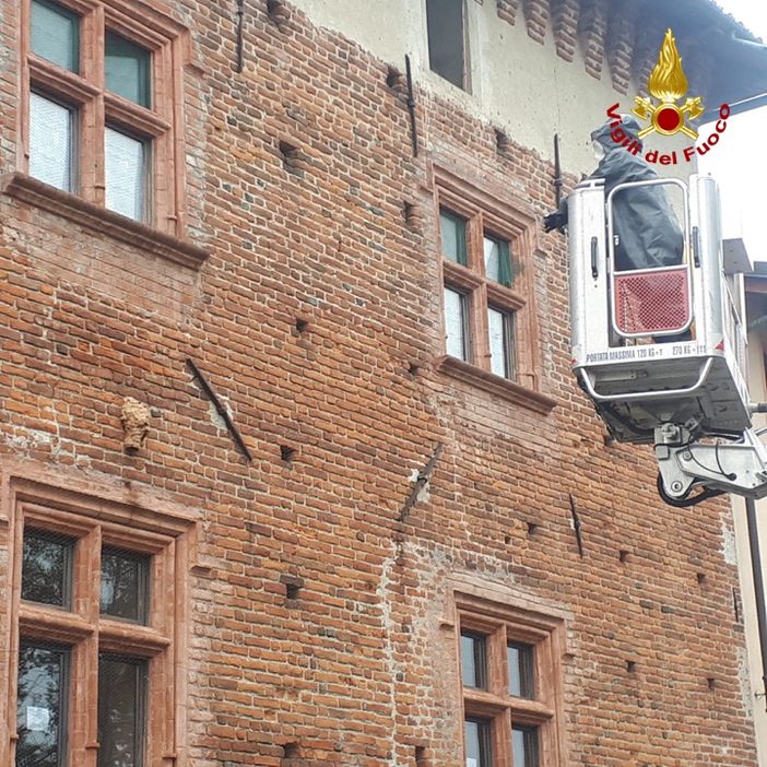 Nido di calabroni nella residenza per anziani: vigili del fuoco in azione a Vestignè Nido di calabroni nella residenza per anziani: vigili del fuoco in azione a Vestignè