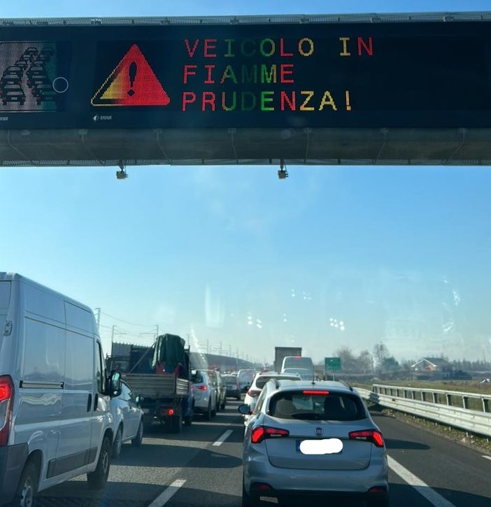 Un tir va a fuoco sulla Torino-Milano: chiuso un tratto dell'autostrada, lunghe code in direzione Torino