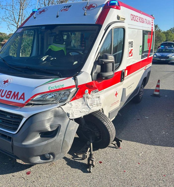 Scontro tra 4 veicoli sulla A5 Torino-Aosta, coinvolta anche un'ambulanza Scontro tra 4 veicoli sulla A5 Torino-Aosta, coinvolta anche un'ambulanza