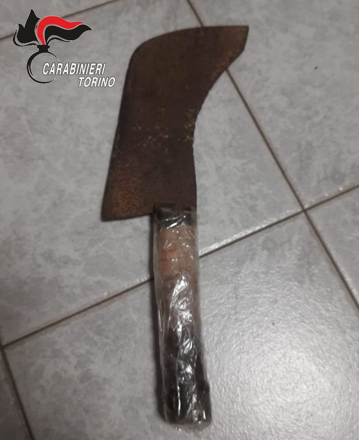 L'uomo ha seminato il panico con una mannaia in mano L'uomo ha seminato il panico con una mannaia in mano