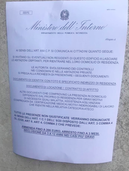 Il foglio comparso sui portoni di casa