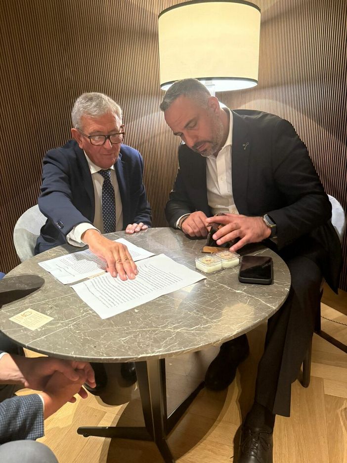 L'incontro tra i due sindaci di Chivasso e Betlemme L'incontro tra i due sindaci di Chivasso e Betlemme