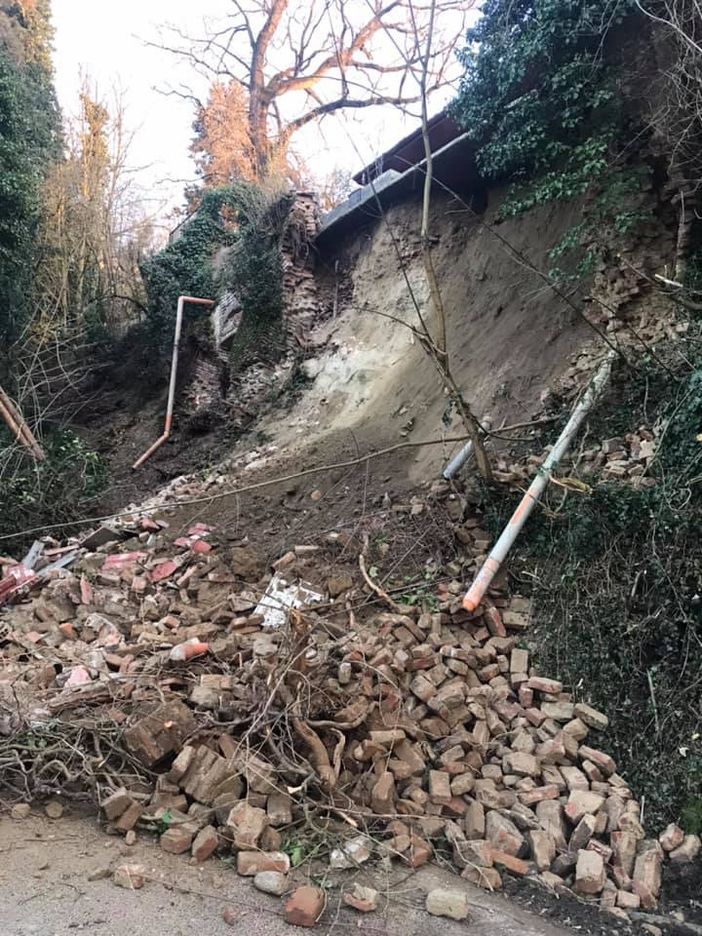 Crolla una collina sulla strada provinciale 100 a San Sebastiano Po