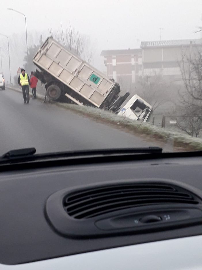 Camion fuori strada a Lauriano: fatale il ghiaccio sulla provinciale Camion fuori strada a Lauriano: fatale il ghiaccio sulla provinciale