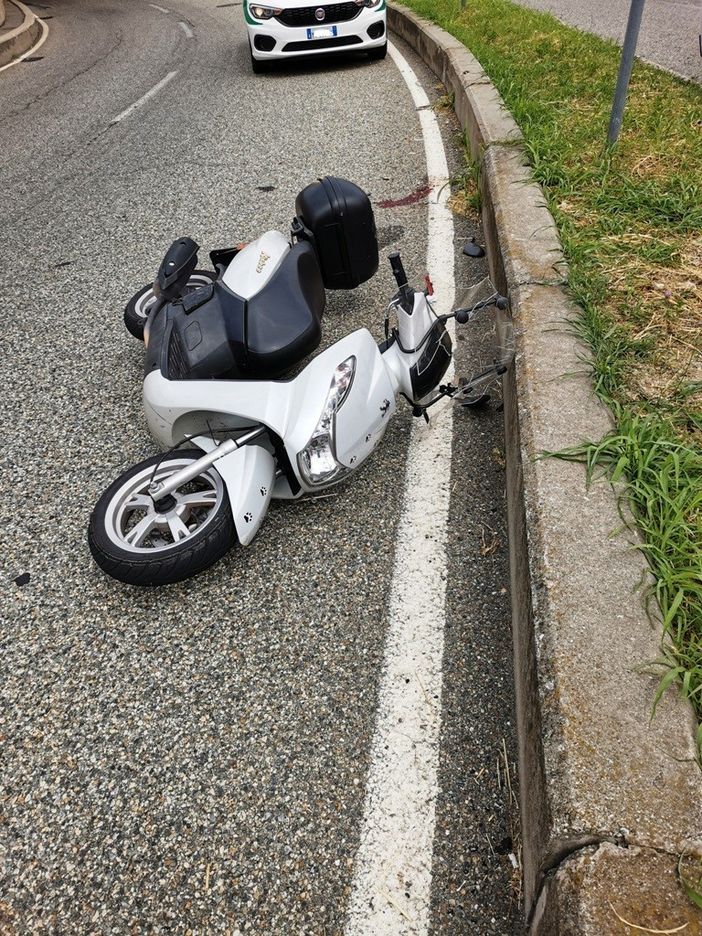 Grugliasco, senza patente cade con lo scooter del collega nei pressi del Caat